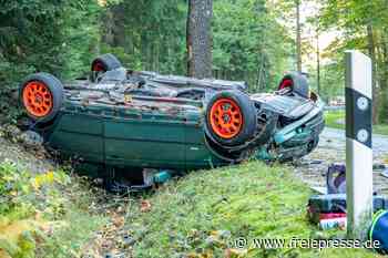 Überholversuch auf Staatsstraße im Erzgebirge misslingt: BMW überschlägt sich