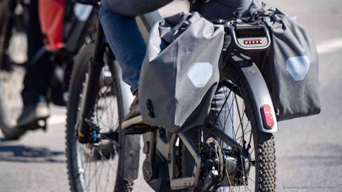 Verbotswidrig unterwegs: Auto erfasst Radfahrerin
