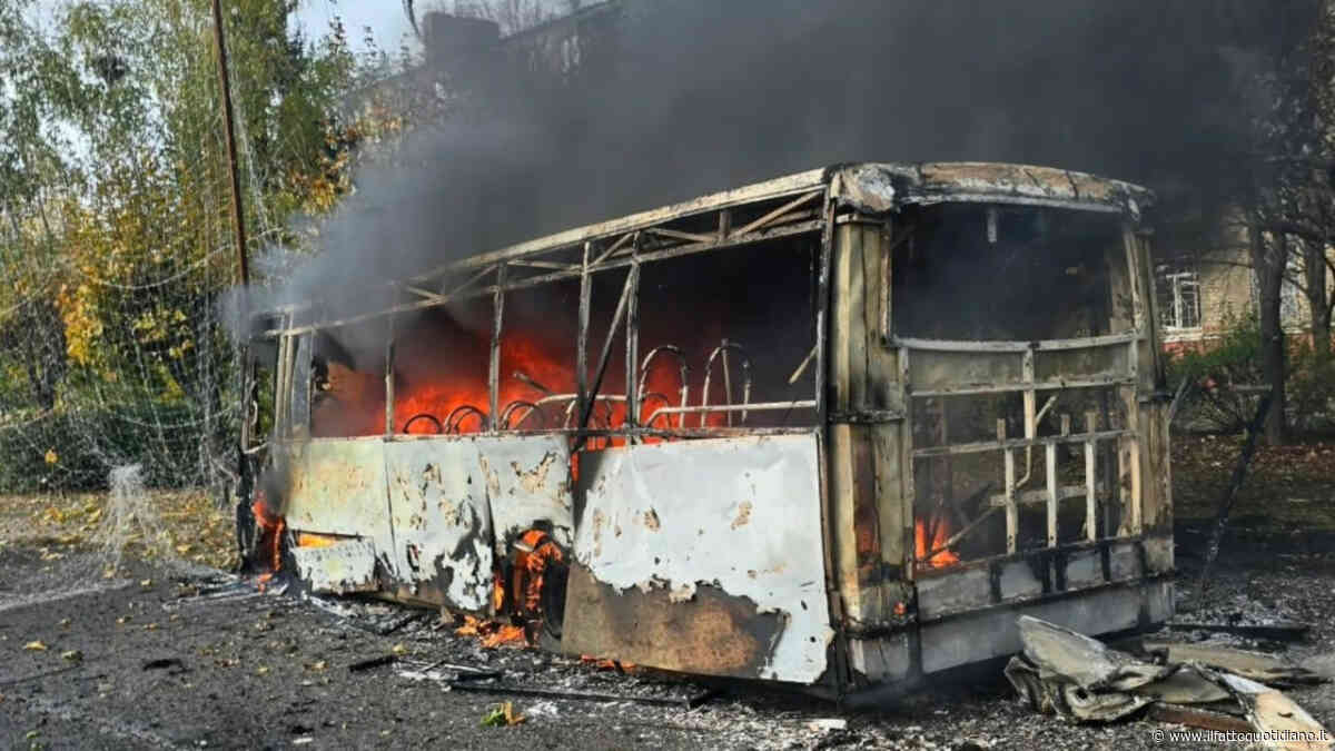 Ucraina, raid russo su 2 autobus di linea a Kramatorsk: “Almeno 12 vittime”