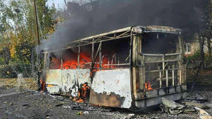 Ucraina, raid russo su 2 autobus di linea a Kramatorsk: “Almeno 12 vittime”