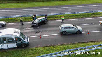 Twee auto’s botsen vermoedelijk in file op snelweg