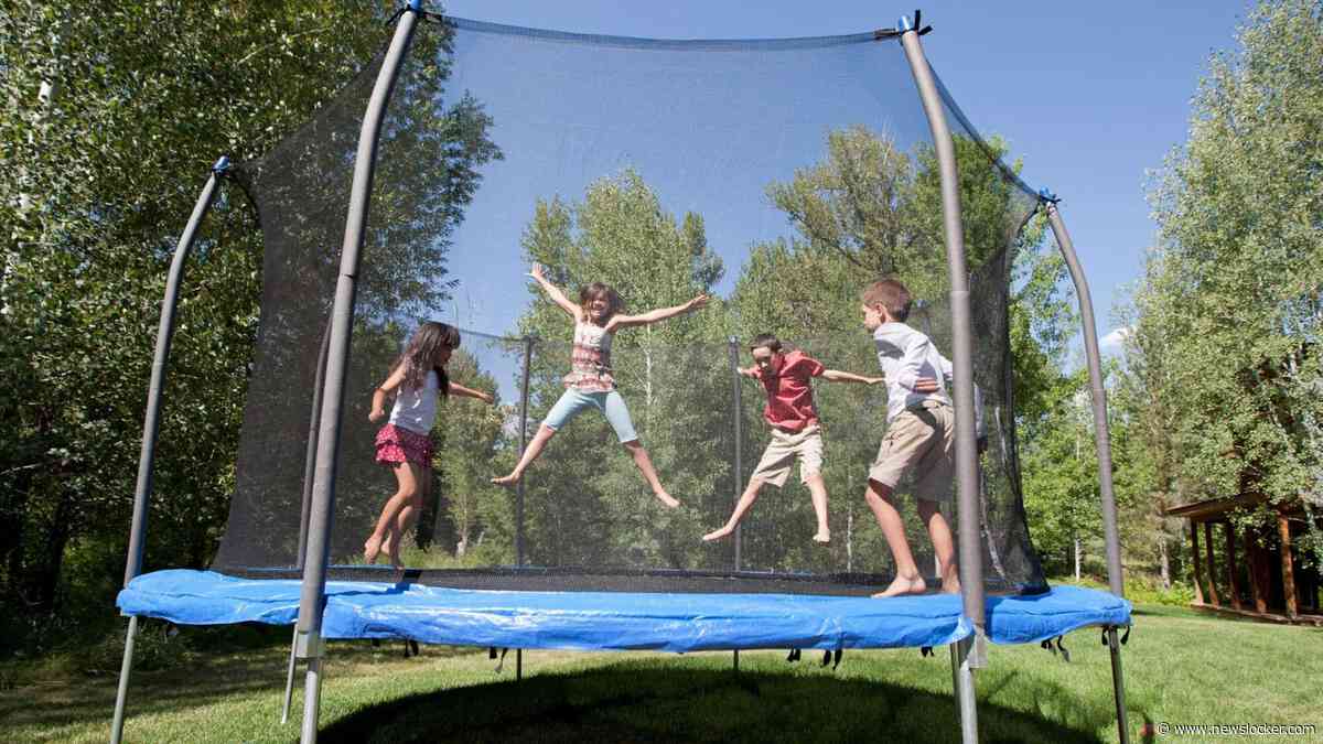 Praat mee: Is het terecht dat de gemeente trampolines op straat weghaalt?