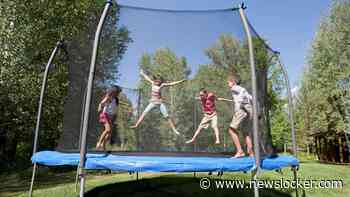 Praat mee: Is het terecht dat de gemeente trampolines op straat weghaalt?