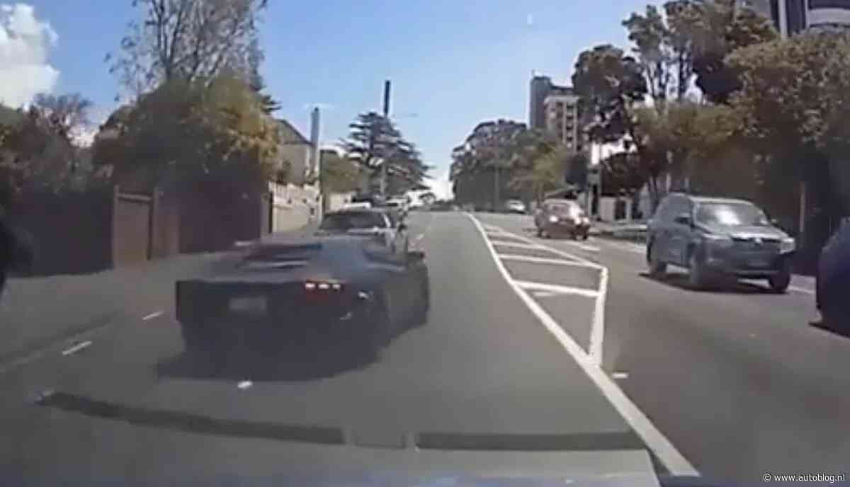 Lamborghini Aventador crasht na domme inhaalactie