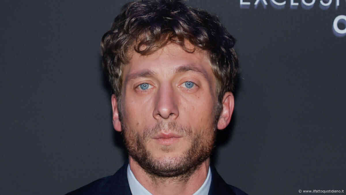 “Sono preoccupato per i giovani e anche per le mie figlie. Facebook e Instagram quando diventano dipendenza, mi spavento”: così Jeremy Allen White