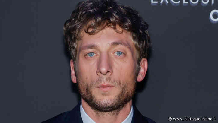 “Sono preoccupato per i giovani e anche per le mie figlie. Facebook e Instagram quando diventano dipendenza, mi spavento”: così Jeremy Allen White