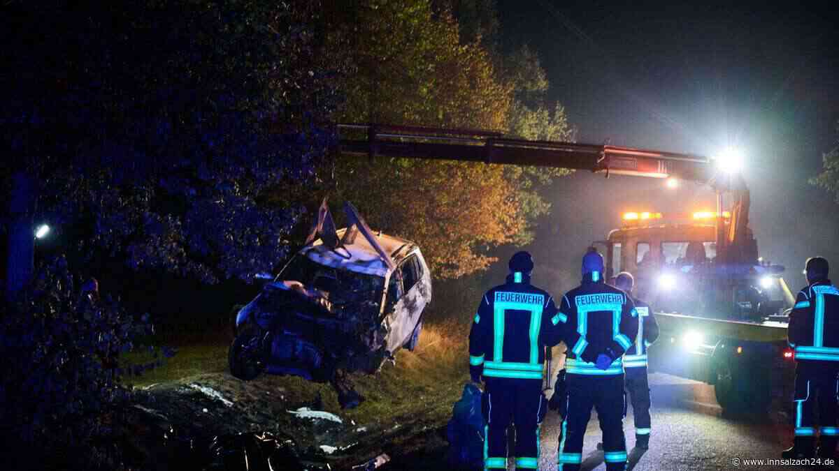 Auto rast in Moped-Gruppe: Mädchen (†14) und drei junge Männer tot – schreckliche Szenen
