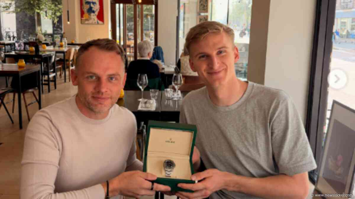 Loek Hartog krijgt bijzonder cadeau van coureur die hij in Shanghai uit brandende auto redde
