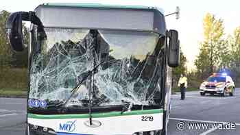 Kleintransporter zwingt Busfahrer zur Notbremsung – zehn Fahrgäste in Mailand verletzt