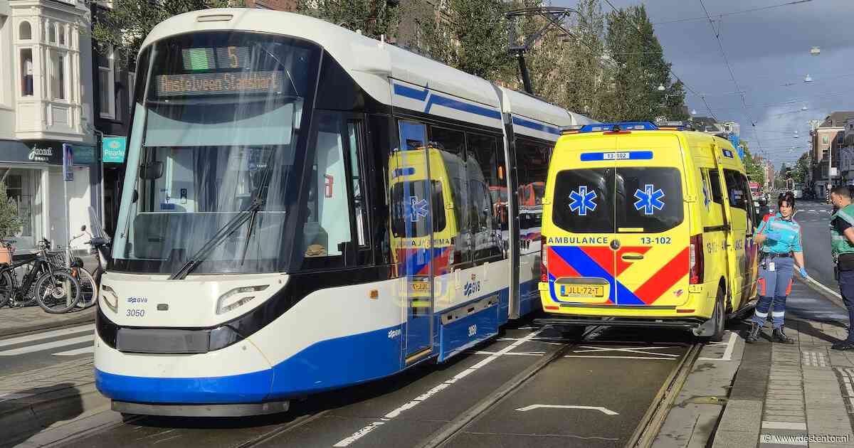 Voetganger gewond naar ziekenhuis na aanrijding met tram in Amsterdam