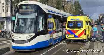 Voetganger gewond naar ziekenhuis na aanrijding met tram in Amsterdam