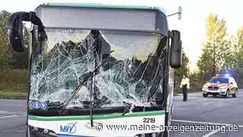 Kleintransporter zwingt Busfahrer zur Notbremsung – zehn Fahrgäste in Mailand verletzt