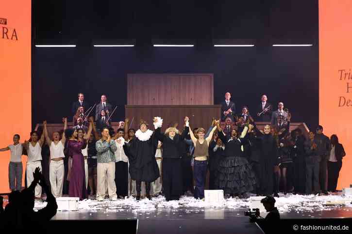 About You inszeniert Fashion Show als Gerichtsoper im Berliner Admiralspalast