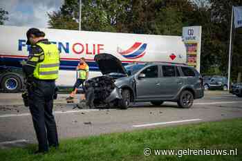 Auto botst tegen installatie van tankstation na ongeval