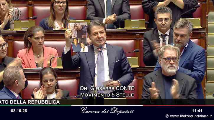Legge elettorale, Conte mostra in Aula le foto di Colosimo (FdI) con Ciavardini e di Delmastro con Caroccia – Video