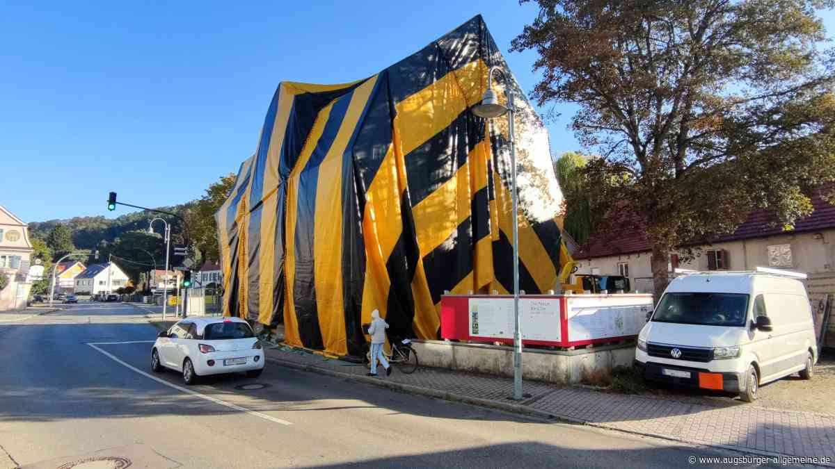 Ungewöhnliche Farben am Erlangerhaus: Was die Verhüllung in Altenstadt bedeutet