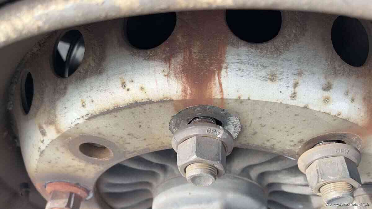 Heißgelaufene Felge und lose Radbolzen: Polizei stoppt Lastwagen auf A93