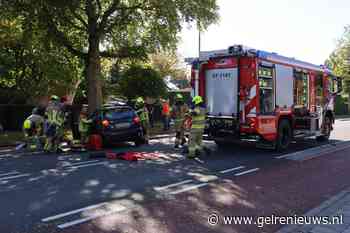 Automobiliste raakt bekneld na botsing tegen boom