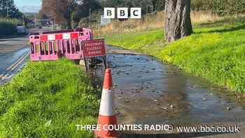 ‘Gushing’ water leak as hosepipe ban continues
