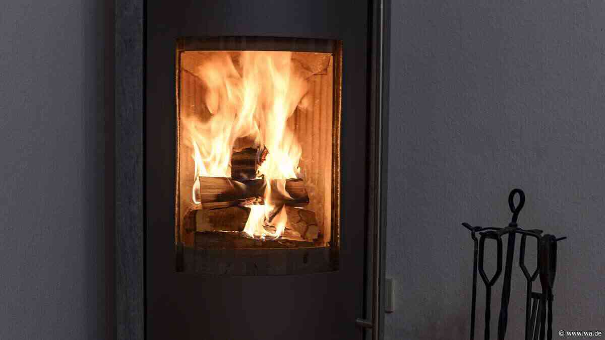 Paletten im Kaminofen verbrennen: Was erlaubt ist und was streng verboten bleibt