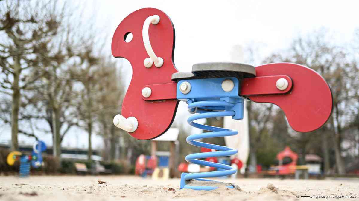 Mann greift auf Augsburger Spielplatz dreijährigen Jungen an