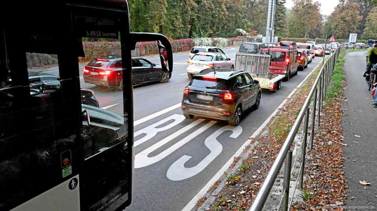 B10-Baustelle und die Folgen: Polizei geht gegen Drängler auf Busspur in der Stuttgarter Straße vor