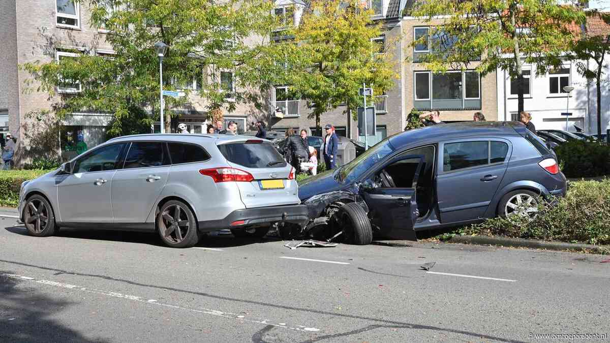 Twee auto's en fatbike botsen: politie met kogelwerende vesten aanwezig