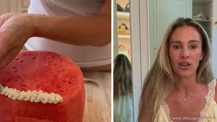 “Non voglio che mia figlia mangi zuccheri raffinati, così per il suo primo compleanno le ho preparato una torta di anguria e midollo osseo. La adora”: la ricetta dell’influencer divide i social. “Sembra fatta per un cane”