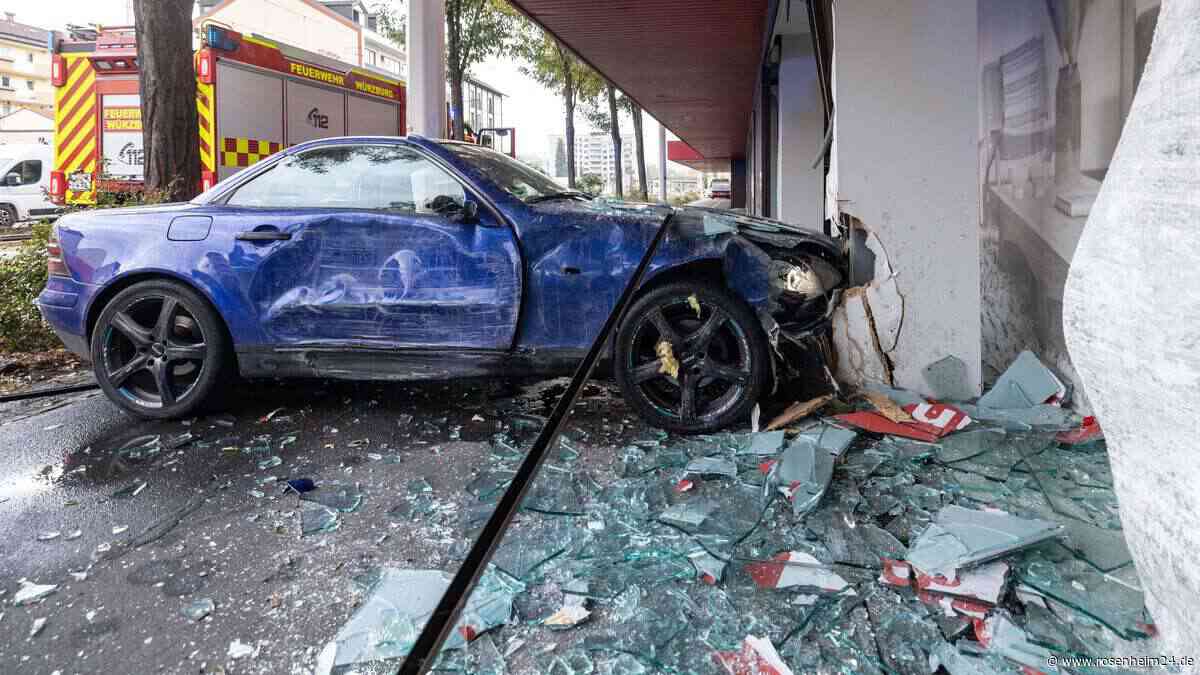 Offenbar unter Drogeneinfluss: Frau (24) kracht mit Auto in bayerisches Möbelhaus