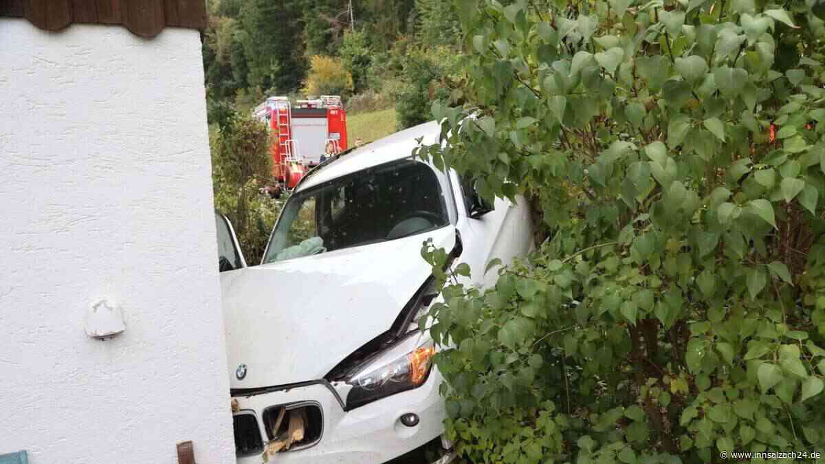 Ab durch die Hecke: Autofahrerin (33) mäht in Kraiburg Gartenzaun nieder