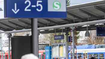 Bahnstrecke gesperrt: Fahrgäste sitzen am Bahnhof fest