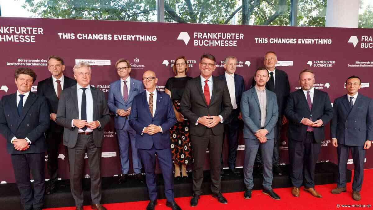 Weimer postet Bild von Männern in Anzügen – Foto von Buchmesse geht komplett nach hinten los