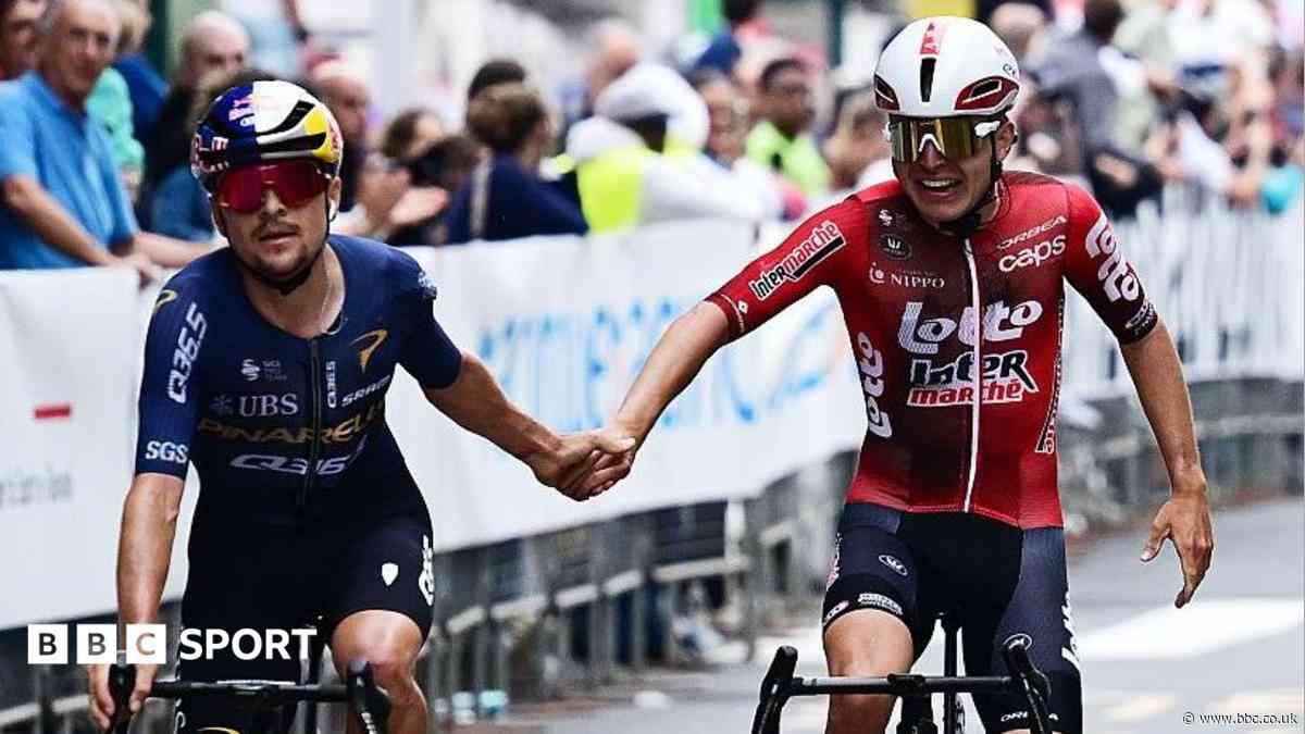 Pidcock 'mad' after team-mates hit by police vehicle