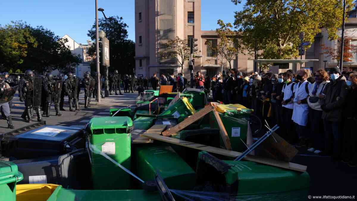 Proteste degli studenti in Francia, ancora cortei da Parigi a Marsiglia. Il ministro dell’Educazione promette un “piano d’emergenza” sui docenti