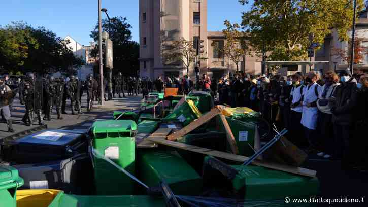 Proteste degli studenti in Francia, ancora cortei da Parigi a Marsiglia. Il ministro dell’Educazione promette un “piano d’emergenza” sui docenti