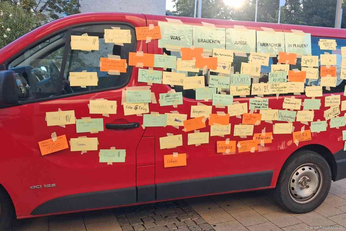 Aktionstag mit jungen Plauenern: Warum an diesem roten Kleinbus lauter Zettel kleben