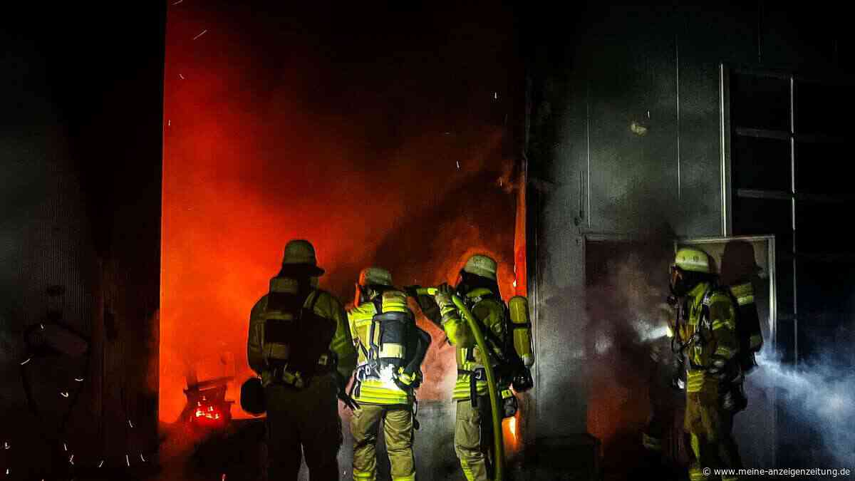 Lagerhalle in Indersdorf brennt: 100 Einsatzkräfte rücken an