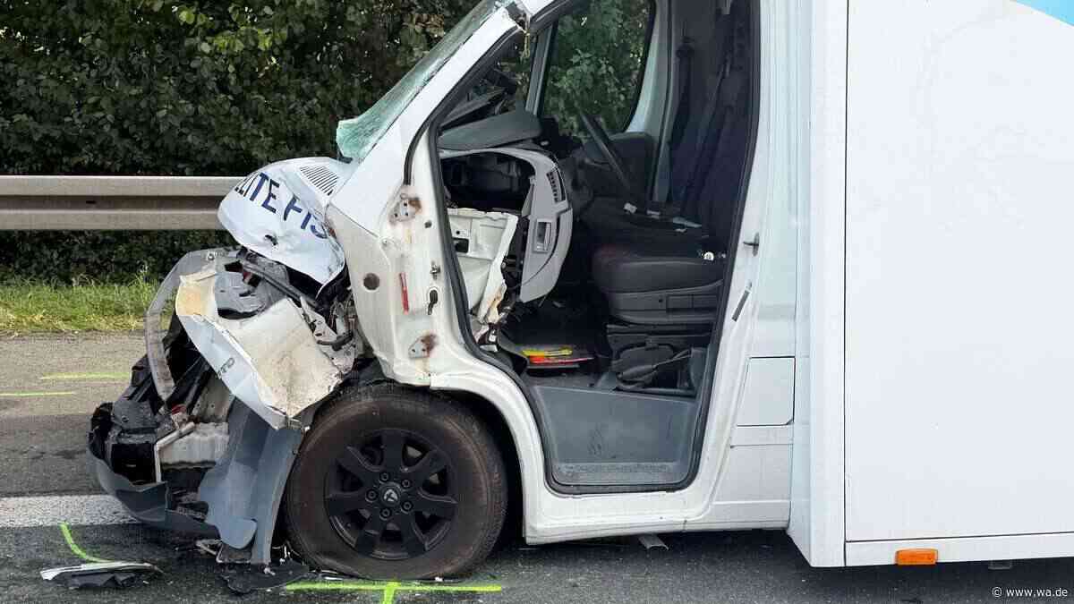 Stau nach Autobahn-Crash auf A2: Pkw-Fahrer lebensgefährlich verletzt