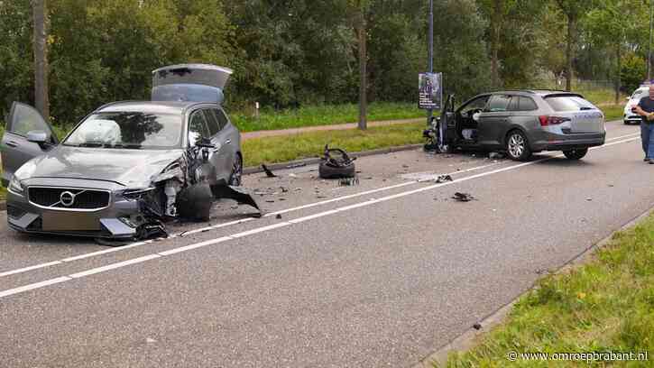 Ravage op de weg na botsing tussen twee auto's in Helmond