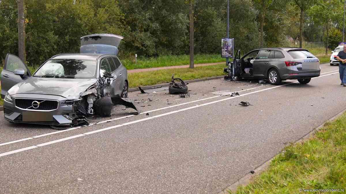 Ravage op de weg na botsing tussen twee auto's in Helmond