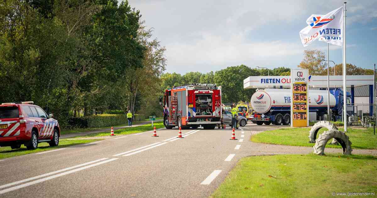 Auto ramt pomp, en mist volle tankwagen op enkele meters: ‘Gelukkig niet daar tegenaan gebotst’