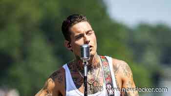 Douwe Bob laat tattoo op zijn voorhoofd zetten