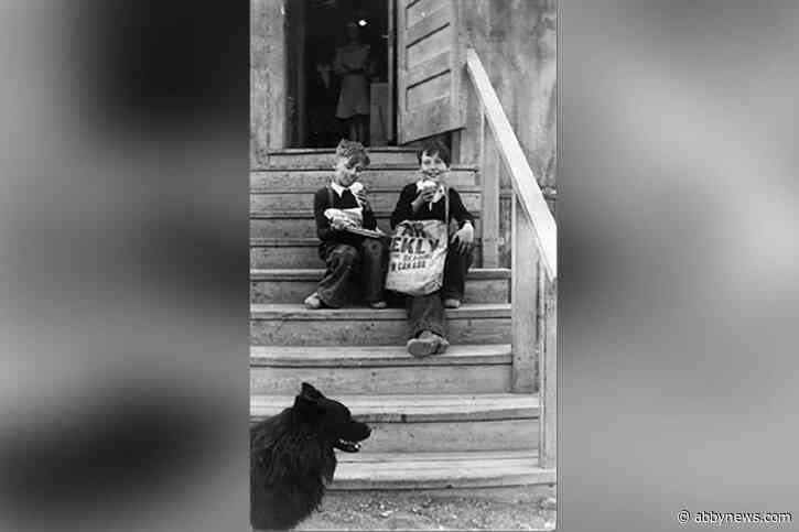Newspaper carriers saluted in historic Vernon photo