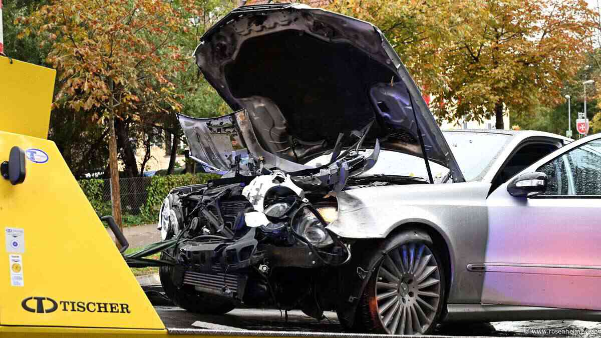 Heftiger Unfall am Rosenheimer Eisstadion: Mercedes schleudert an Ampel in stehende Autos