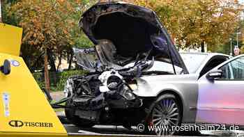 Heftiger Unfall am Rosenheimer Eisstadion: Mercedes schleudert an Ampel in stehende Autos