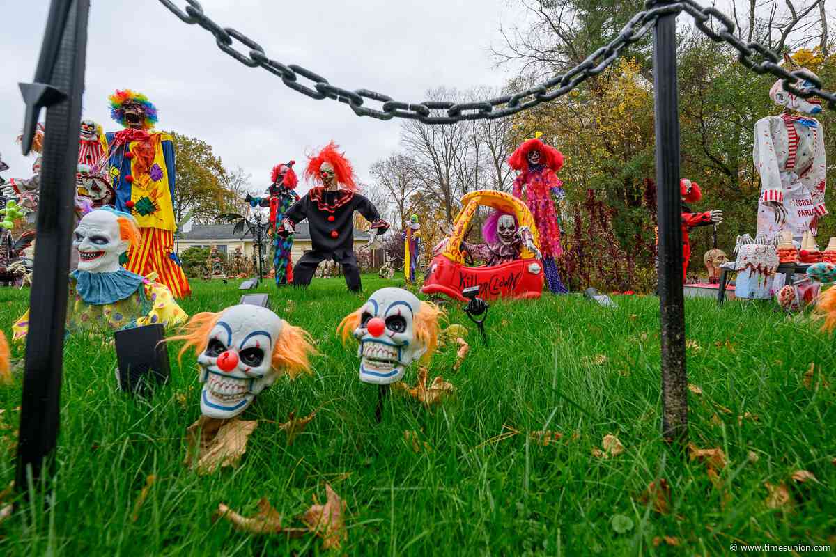 Contest: Send us pics of your Halloween house