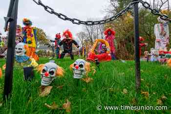 Contest: Send us pics of your Halloween house
