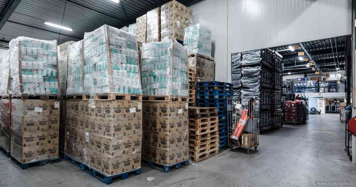 Winkelend publiek loopt er zo voorbij: hier regelt het Rode Kruis de noodhulp voor heel Nederland