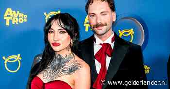 LIVE: Televizier-Ring | Christina Curry toont haar zwart getatoeëerde arm en Loiza Lamers heeft nat haar