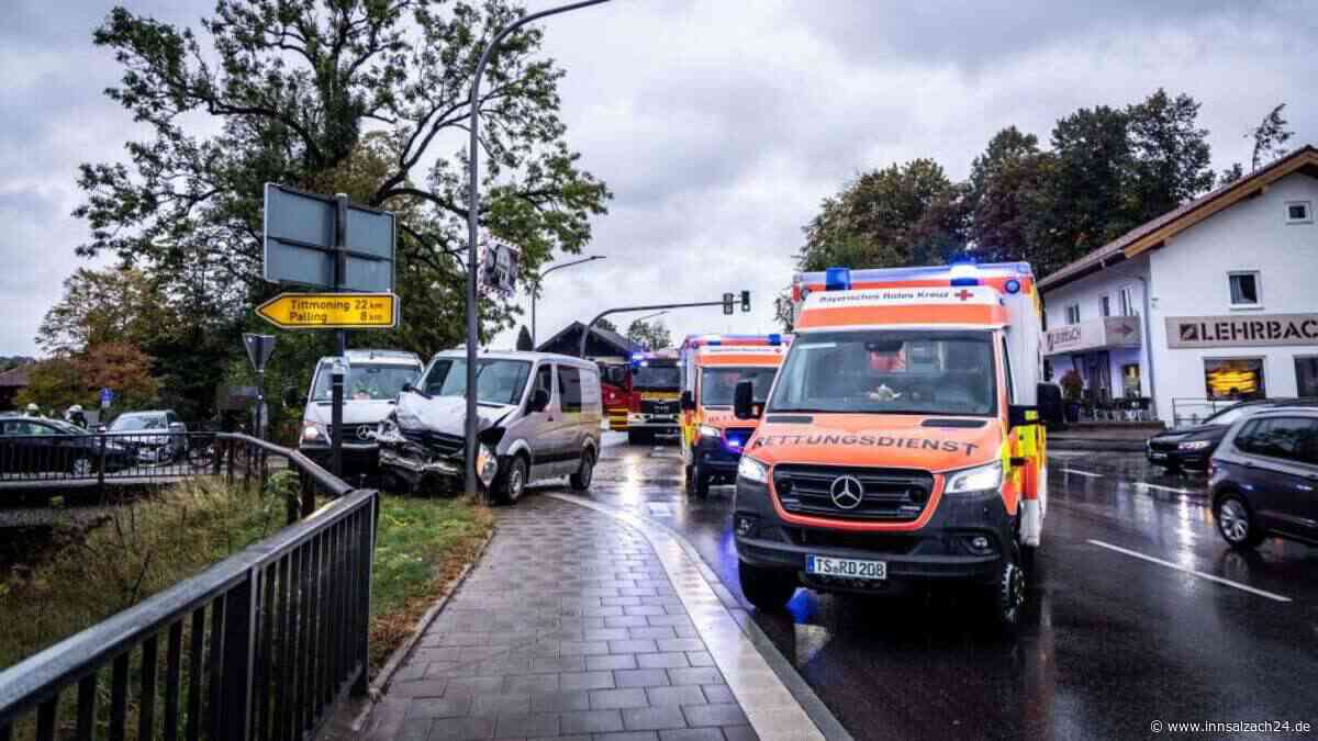 Kreuzungs-Crash mit mehreren Fahrzeugen auf B304 bei Traunreut – ein Auto kein Unbekanntes